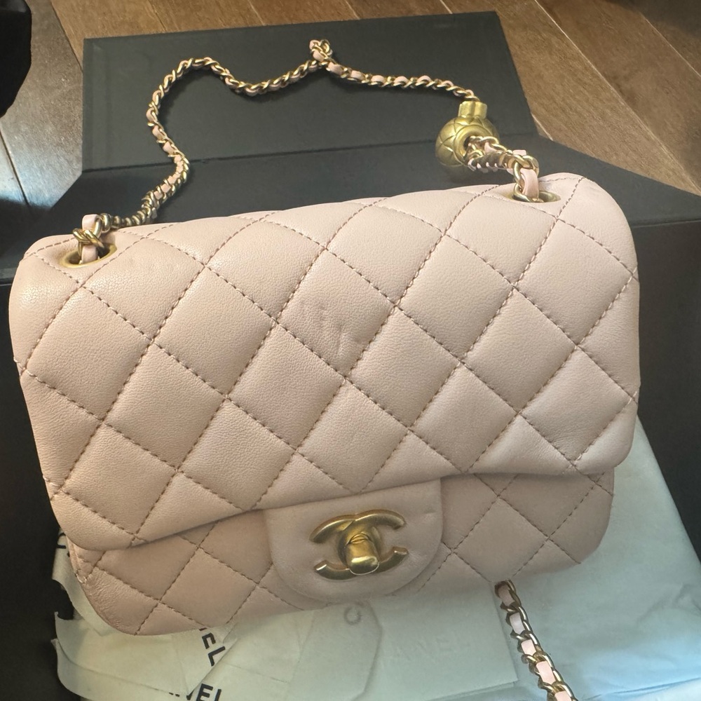 CHANEL Light Pink Leather Accessory with Gold Emblem - Picture 4 of 5